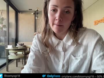 webcam girl bloomyogi image #6511994