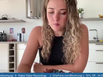 webcam girl bloomyogi image #4159740